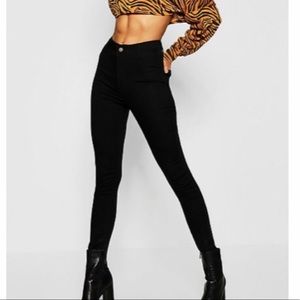 Boohoo black skinny jeans( US size 4, UK size 8)